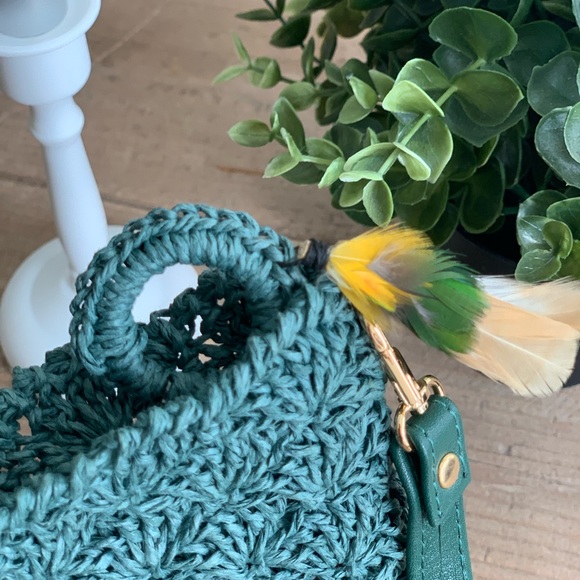 Green woven raffia messenger. - Picture 5 of 6